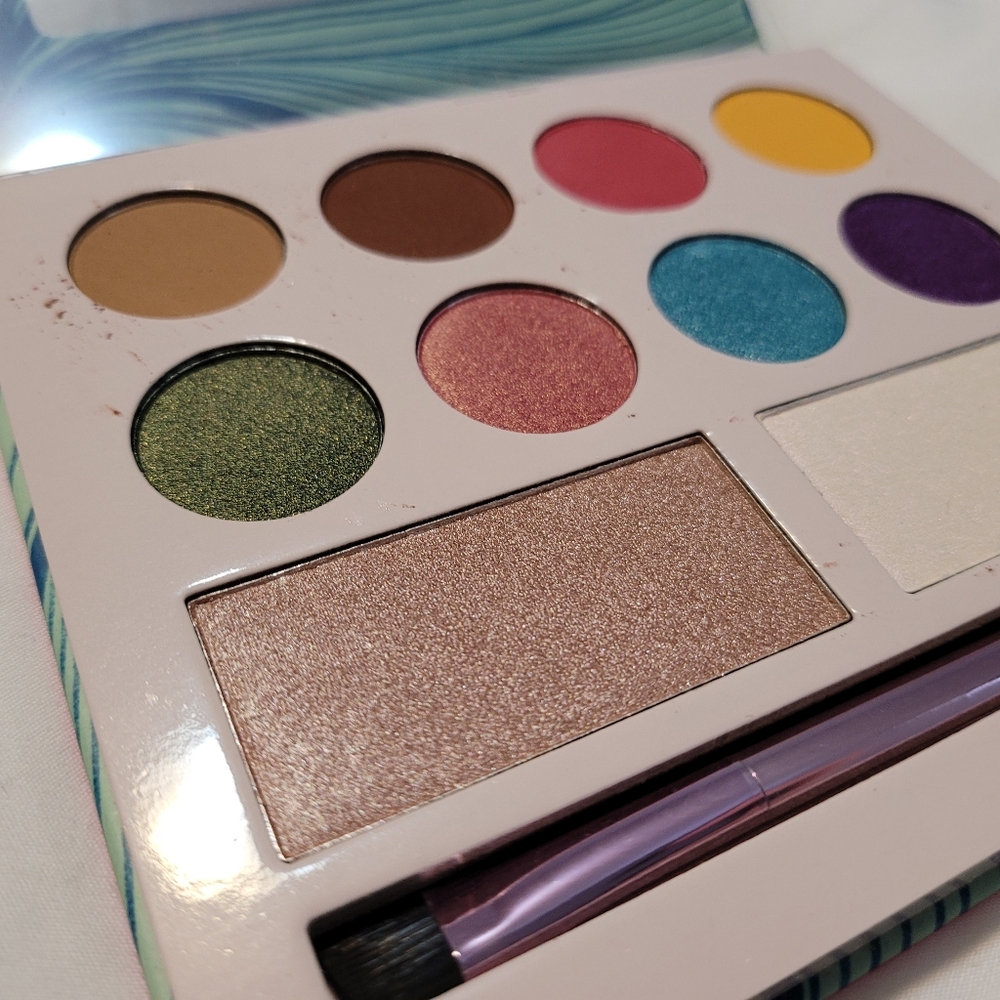 NIB Moods Eyeshadow and Highlighter Palette